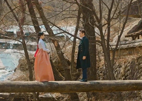드라마 '미스터 션샤인'속 만휴정앞. 폭포와 계곡이 아름답다./사진= '미스터 션샤인' 캡처