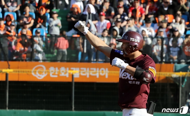 4회초 2루타를 때린 후 기뻐하는 김하성. /사진=뉴스1