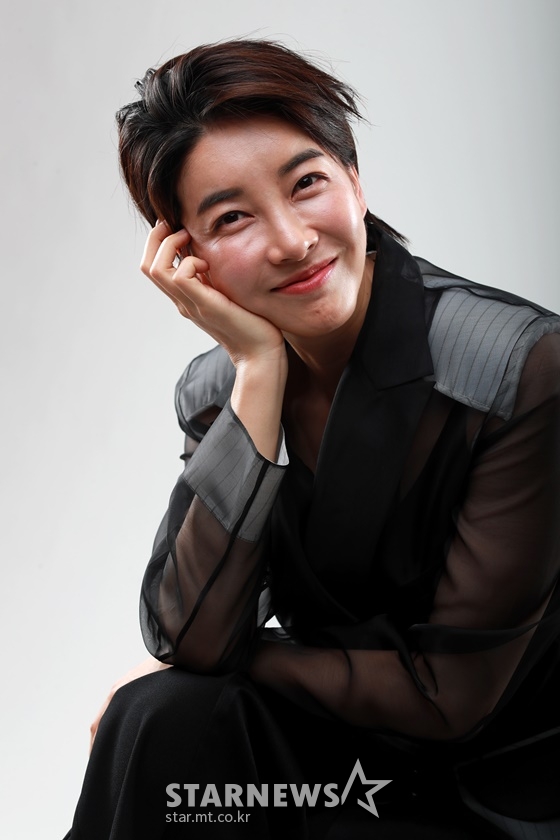 제55회 대종상 영화제에서 여우조연상을 수상한 배우 진서연 /사진=임성균 기자
