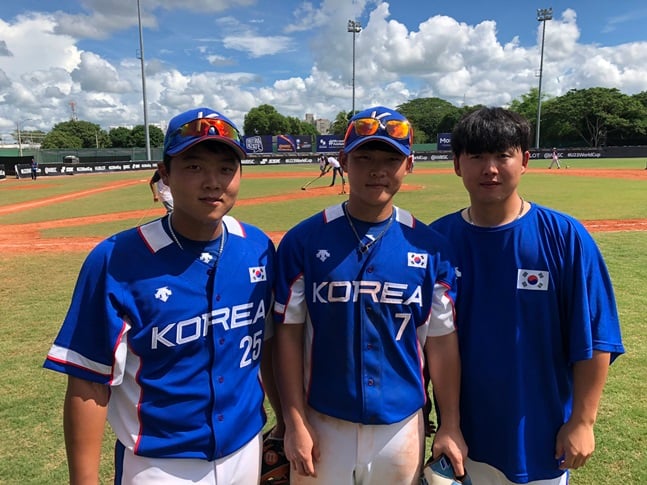 한이 U-23 세계선수권에서 호주에 14-7의 승리를 따냈다. 사진은 한동희-김찬형-최성영. /사진=대한야구소프트볼협회 제공