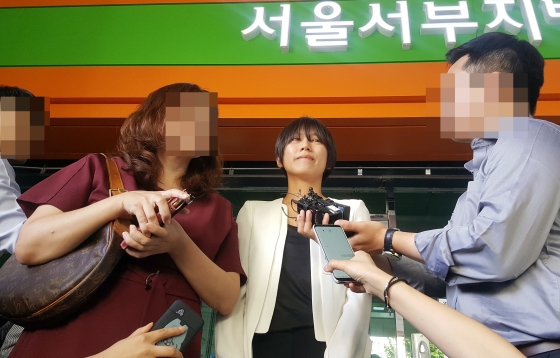지난 5일 서울서부지방법원에서 열린 사진유출 강제추행 혐의 공판에 피해자 자격으로 참석, 방청을 마치고 취재진 앞에 선 양예원의 모습 /사진=뉴스1