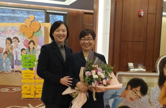이순남 이대목동병원 혈액종양내과 교수(사진 오른쪽)과 남은미 이대목동병원 호스피스실장(사진 왼쪽) 수상 후 기념 촬영을 하고 있다./사진제공=이대목동병원