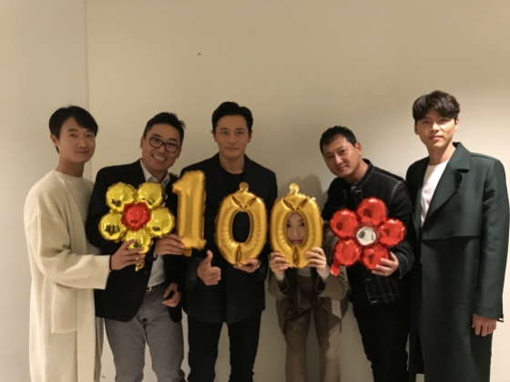 '창궐'의 현빈, 장동건, 조우진, 정만식, 이선빈, 김성훈 감독이 100만 돌파 축하를 하고 있다/사진제공=NEW