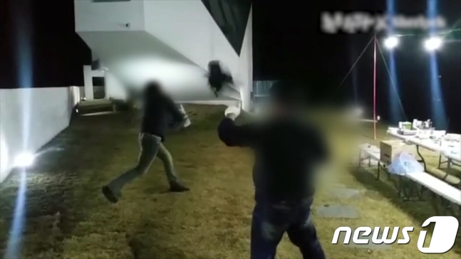 양진호 한국미래기술 회장이 직원들에게 살아있는 닭을 활로 쏘고 칼로 베라고 강요하는 영상이 공개됐다. /사진=뉴스1