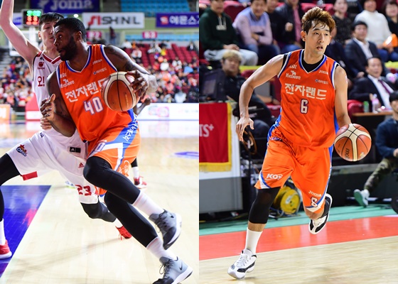 인천 전자랜드 다니엘 윌리엄스(왼쪽), 차바위 /사진제공=KBL
