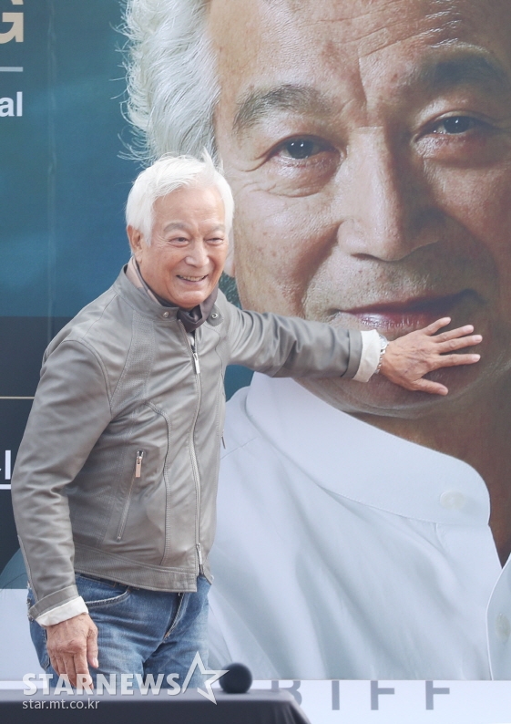 신성일이 4일 새벽 별들의 고향으로 돌아갔다. 사진은 지난해 부산국제영화제에서 핸드프린팅 행사를 하러 참석해 활짝 웃고 있는 고인의 모습이다/사진=머니투데이 스타뉴스