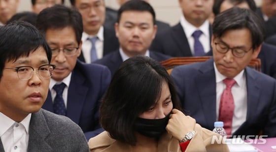 온수매트에서 라돈이 검출됐다는 사실이 보도돼 화제가 집중되고 있다. 사진은 기사 내용과 무관. 지난달 29일 오전 서울 여의도 국회에서 열린 종합감사에서 참고인 신분으로 참석한 라돈침대 피해자가 눈물을 흘리고 있는 모습 /사진=뉴시스
