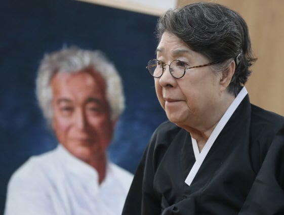 고 신성일의 빈소에 조문행렬이 계속 이어지고 있다. 사진은 심경을 밝히는 부인 엄앵란/사진=공동취재단