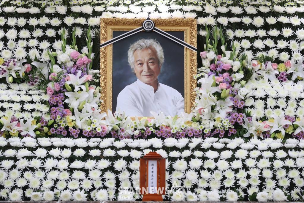 4일 오전 송파구 풍납동 서울아산병원 장례식장에 폐암으로 별세한 배우 신성일(81) 씨의 빈소가 마련돼있다. / 사진=공동취재단