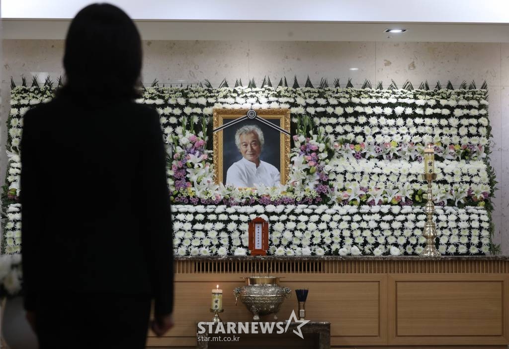 폐암 투병 끝에 4일 오전 별세한 영화배우 신성일(81)의 빈소가 마련된 서울아산병원 장례식장에 마련됐다.신성일은 영화 507편에 주연으로 출연한 한국 영화의 산 증인이었다. 1960∼1970년대 충무로에서 최고의 인기를 누렸다. 지난해 6월 폐암 3기 판정을 받은 신성일은 지난달까지도 제23회 부산국제영화제 개막식에 참석하는 등 활동을 이어가고 있었다. /사진=공동취재단