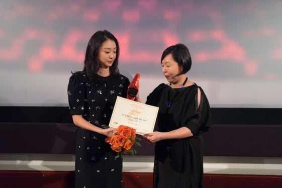 김다미가 제3회 런던아시아영화제에서 라이징스타상을 수상했다/사진제공=런던아시아 영화제