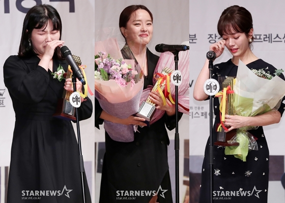 배우 김가희, 권소현, 한지민이 지난 13일 오후 열린 제 38회 영평상 시상식에서 눈물을 쏟았다. / 사진=김휘선 기자