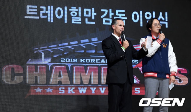 이임사를 하고 있는 힐만 감독(왼쪽)