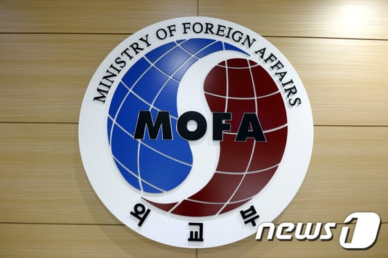 외교부. 싱가포르에서 진행된 문재인 대통령의 아세안(ASEAN·동남아시아국가연합) 관련 정상회의 일정을 수행하던 외교부 국장이 뇌출혈 증세로 쓰러졌다.