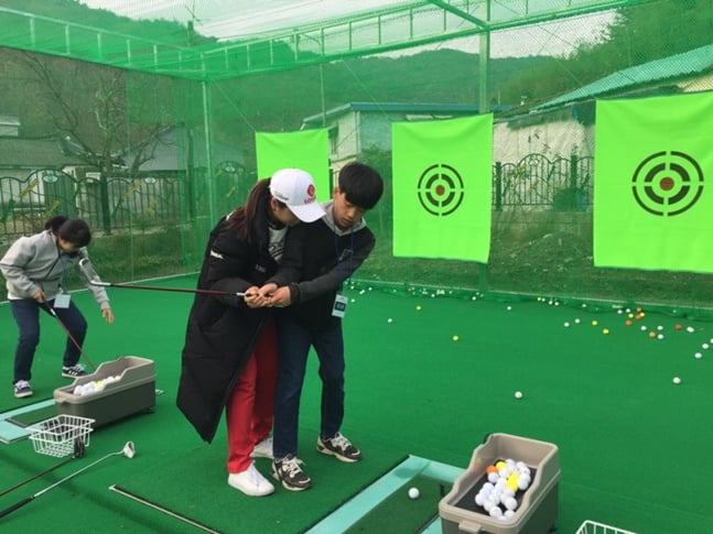 학생 선수를 지도하는 최혜진.   /사진=KLPGA