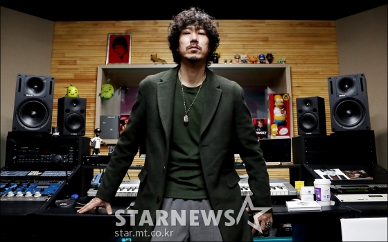 지난 14일 경기도 의정부 필굿뮤직 사무실에서 만난 래퍼 타이거JK의 모습 /의정부(경기)=김창현 기자