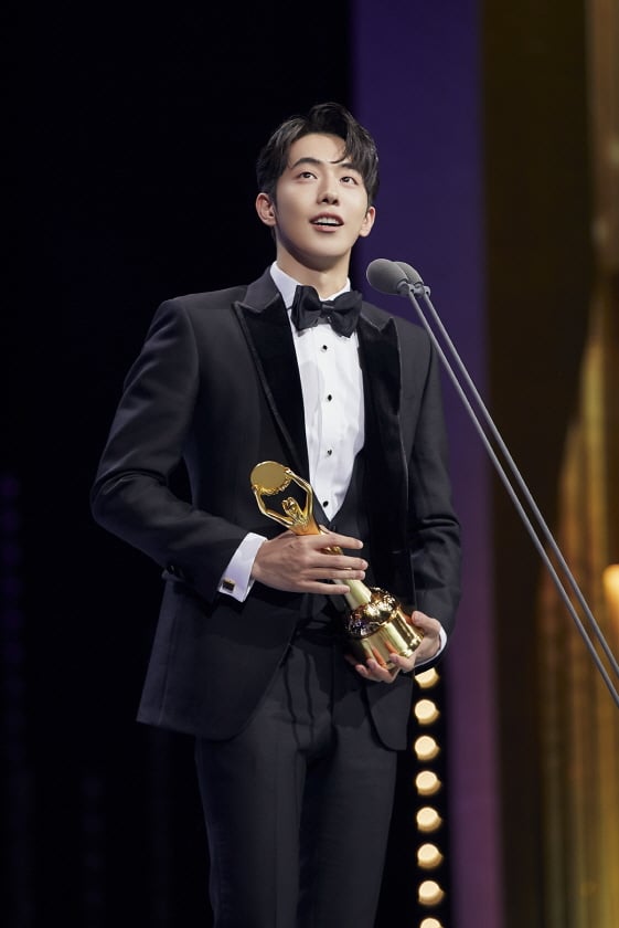 남주혁이 제39회 청룡영화상에서 신인상을 받고 수상소감을 밝히고 있다/사진제공=YG엔터테인먼트