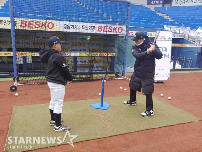 타격을 지도하고 있는 이승엽 이사장. /사진=김동영 기자