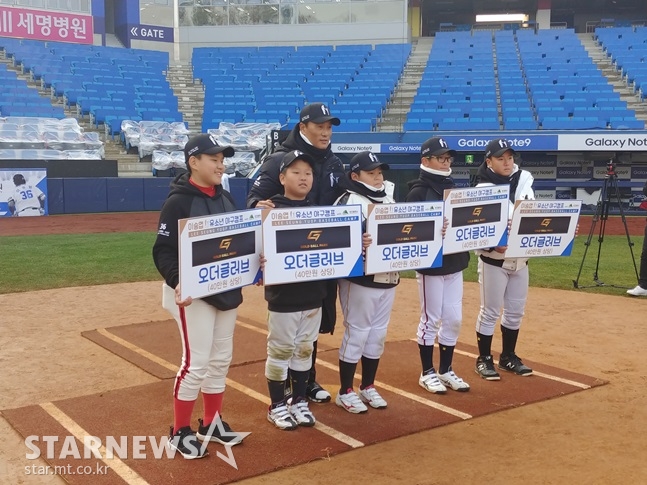 캠프 후 시상자로 나선 이승엽 이사장. /사진=김동영 기자