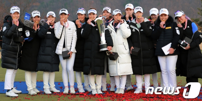 박인비,유소연,전인지 등 LPGA팀 선수들이 25일 경북 경주 블루원 디아너스 컨트리클럽에서 열린 오렌지라이프 챔피언스트로피 박인비 인비테이셔널에서 승리한 후 목에 건 메달을 입에 물고 기뻐하고 있다. /사진=뉴스1