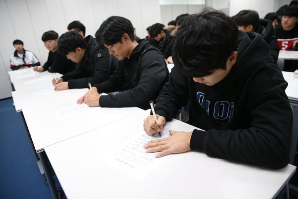 서약서를 작성하고 있는 넥센 히어로즈 선수들 /사진=넥센 히어로즈 제공