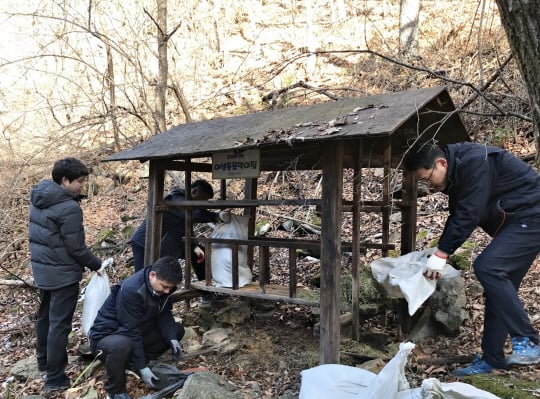 야생동물 먹이주기 활동을 하고 있는 하이원 직원들/사진제공=하이원
