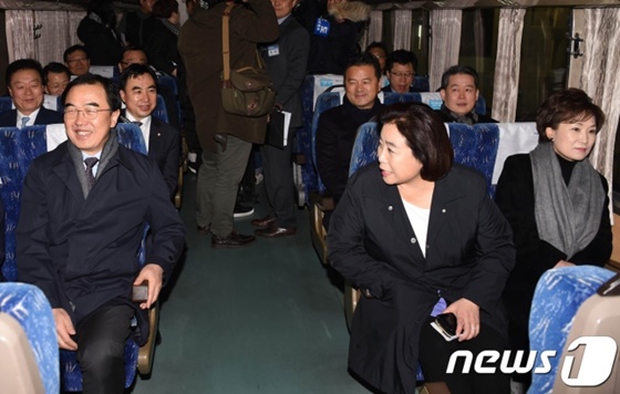앞줄 왼쪽부터 조명균 통일부 장관, 박순자 국회 국토교통위원장, 김현미 국토교통부 장관 /사진제공=뉴스1