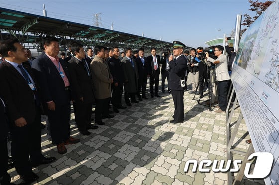 지난 10월 경기도 파주 도라산역에 도착해 설명을 듣고 있는 국회 국토교통위원회 소속 위원들/사진=뉴스1