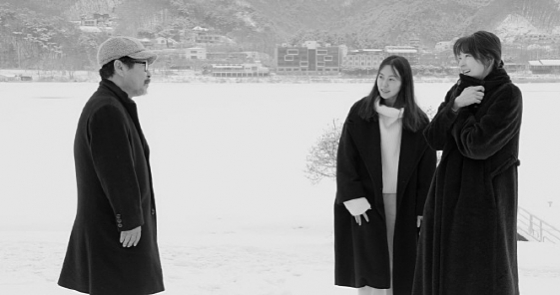 홍상수 감독이 '강변호텔'로 제 56회 히혼국제영화제에서 최우수 작품상 등 3관왕에 올랐다.