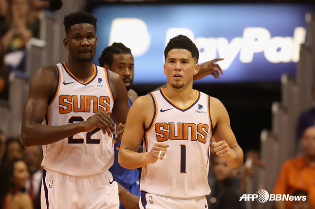 미국프로농구(NBA) 피닉스 선즈의 디안드레 에이튼과 데빈 부커(우). / 사진=AFPBBNews=뉴스1