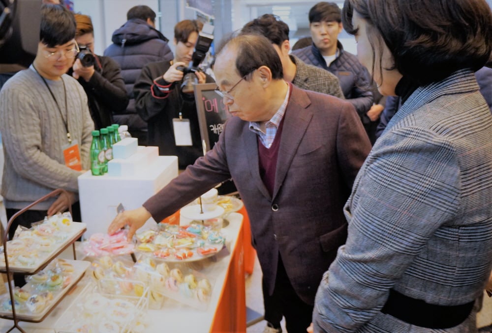 네코제를 돌아보고 있는 오거돈 부산시장