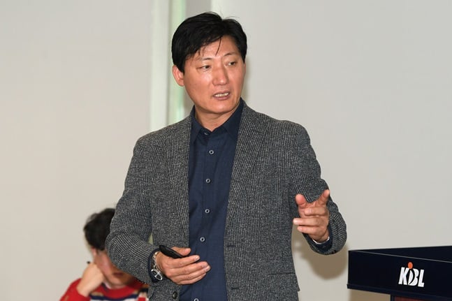 심판 판정 및 경기 규칙 설명회에 나선 홍기환 KBL 경기본부 심판부장. /사진=KBL 제공