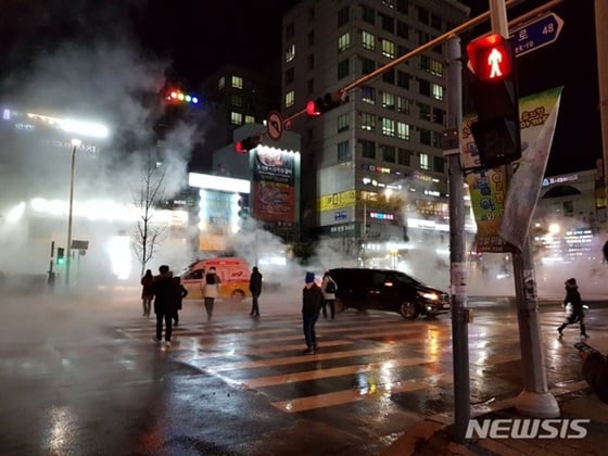 지난 4일 오후 8시 43분쯤 백석역 3번 출구 인근에서 온수 배관 파열 사고가 발생했다. /사진=뉴시스
