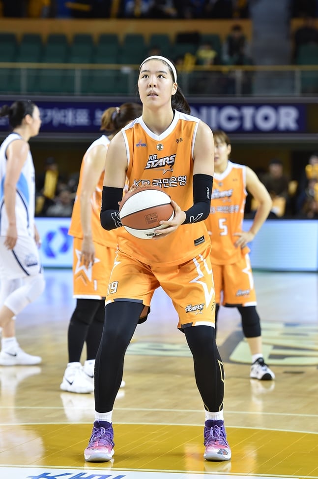 2쿼터 맹활약을 펼친 박지수 /사진=KBL 제공