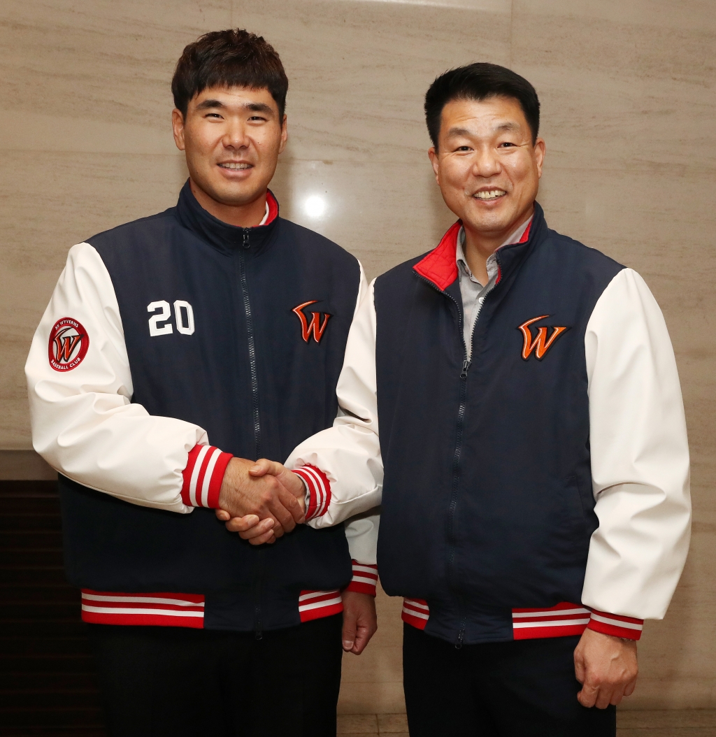 이재원(왼쪽)과 손차훈 단장 /사진=SK 와이번스 제공