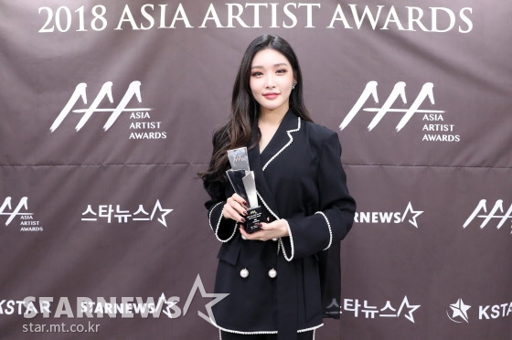 가수 청하가 28일 오후 인천 남동체육관에서 진행된 '2018 AAA(Asia Artist Awards)' 시상식에서 기념촬영을 하고 있다. /인천=임성균 기자