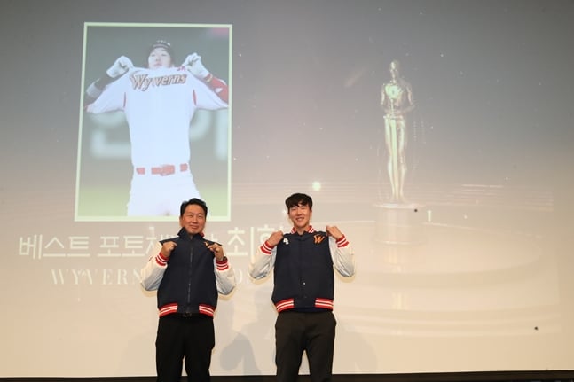 최항과 세리머니를 따라하는 최태원 회장(왼쪽). /사진=SK 와이번스 제공