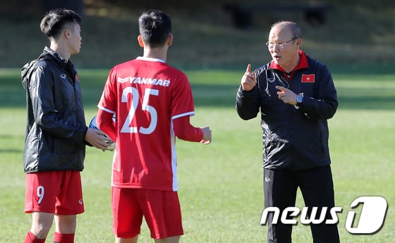 박항서 감독이 이끄는 베트남 축구 국가대표팀이 '2018 스즈키컵' 결승행 티켓을 놓고 필리핀과 격돌한다. /사진=뉴스1