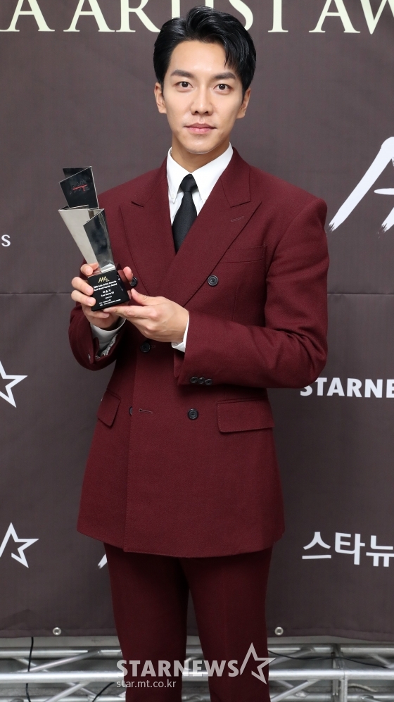 배우 이승기가 지난달 28일 오후 인천 남동체육관에서 진행된 '2018 AAA(Asia Artist Awards)' 시상식에서 기념촬영을 하고 있다./사진=임성균 기자