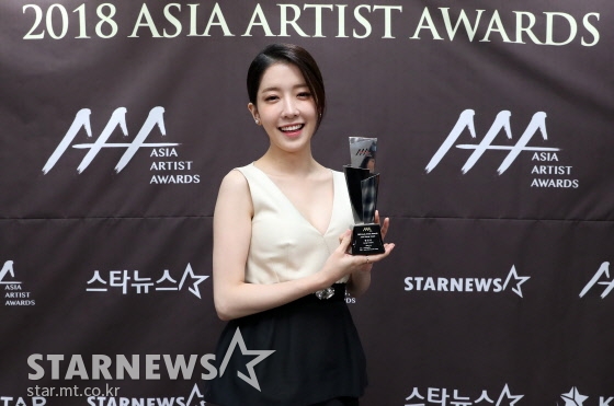 배우 정인선이 지난 11월 28일 오후 인천 남동체육관에서 진행된 '2018 AAA(Asia Artist Awards)' 시상식에서 기념촬영을 하고 있다. /인천=임성균 기자