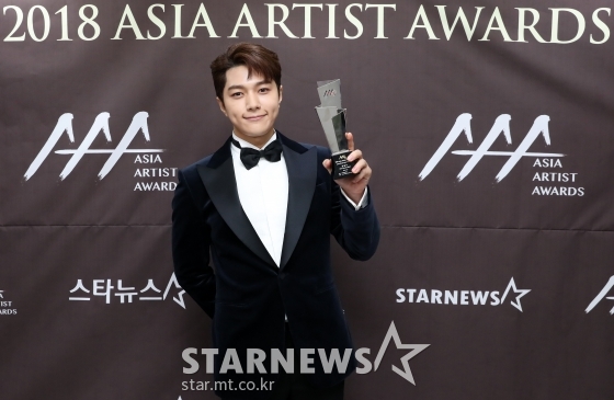 배우 김명수가 지난달 28일 오후 인천 남동체육관에서 진행된 '2018 AAA(Asia Artist Awards)' 시상식에서 기념촬영을 하고 있다./사진=임성균 기자