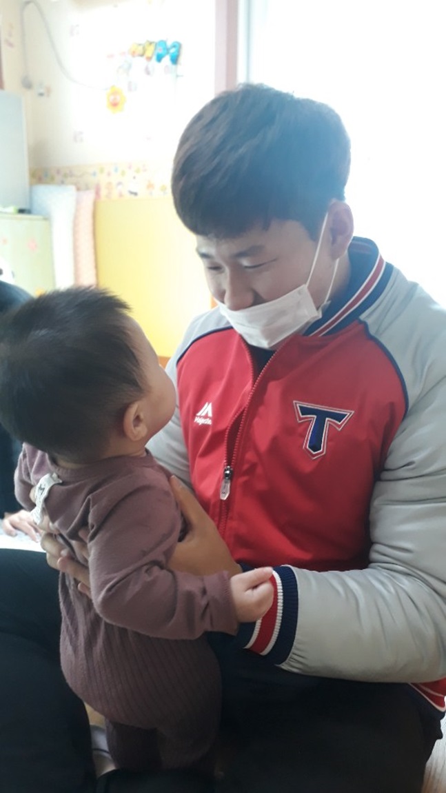 KIA 타이거즈 내야수 최원준이 지난 10일 광주 동구에 위치한 영아일시보호소에서 아이들을 돌보고 있다. /사진=KIA 타이거즈 제공