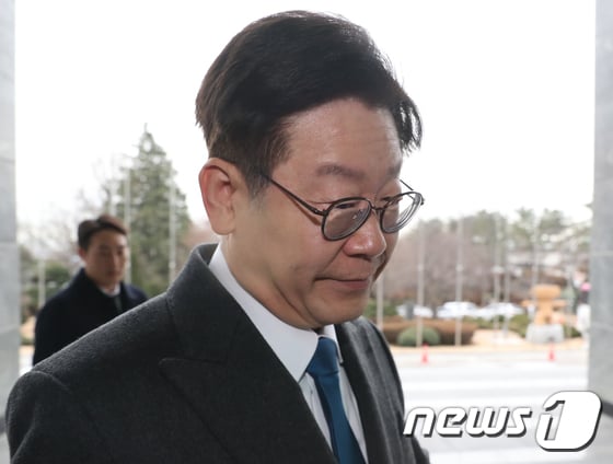 선거법 위반 등 혐의로 입건된 이재명 경기지사가 11일 오전 경기 수원시 경기도청으로 출근하고 있다./뉴스1