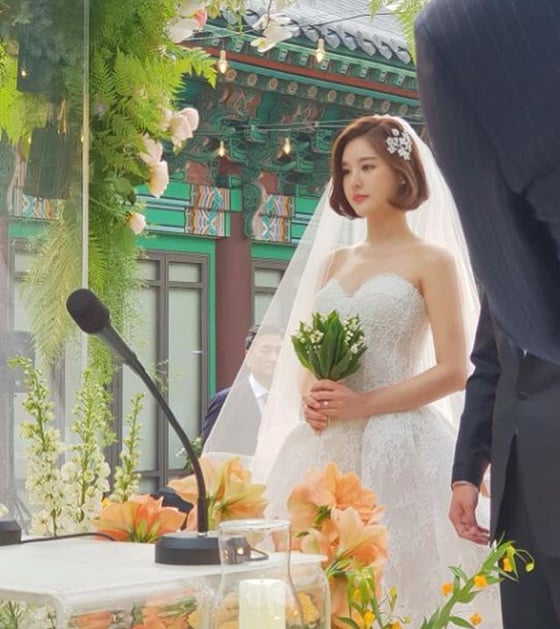 결혼식장에서 은방울꽃 부케를 든 박은지/ 사진=박은지 인스타그램