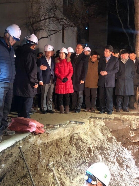 온수관이 파열된 서울 양천구 목동 아파트 단지를 찾은 박원순 서울시장 /사진=박원순 시장 페이스북