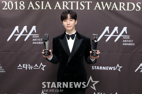 배우 이준호가 지난달 28일 오후 인천 남동체육관에서 진행된 '2018 AAA(Asia Artist Awards)' 시상식에서 기념촬영을 하고 있다./사진=임성균 기자