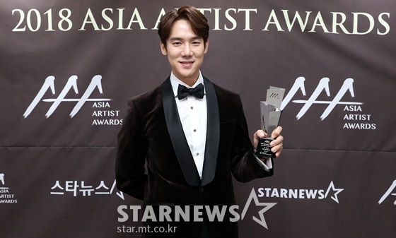배우 유연석이 지난달 28일 오후 인천 남동체육관에서 진행된 '2018 AAA'(Asia Artist Awards) 시상식에서 기념촬영을 하고 있다./사진=임성균 기자