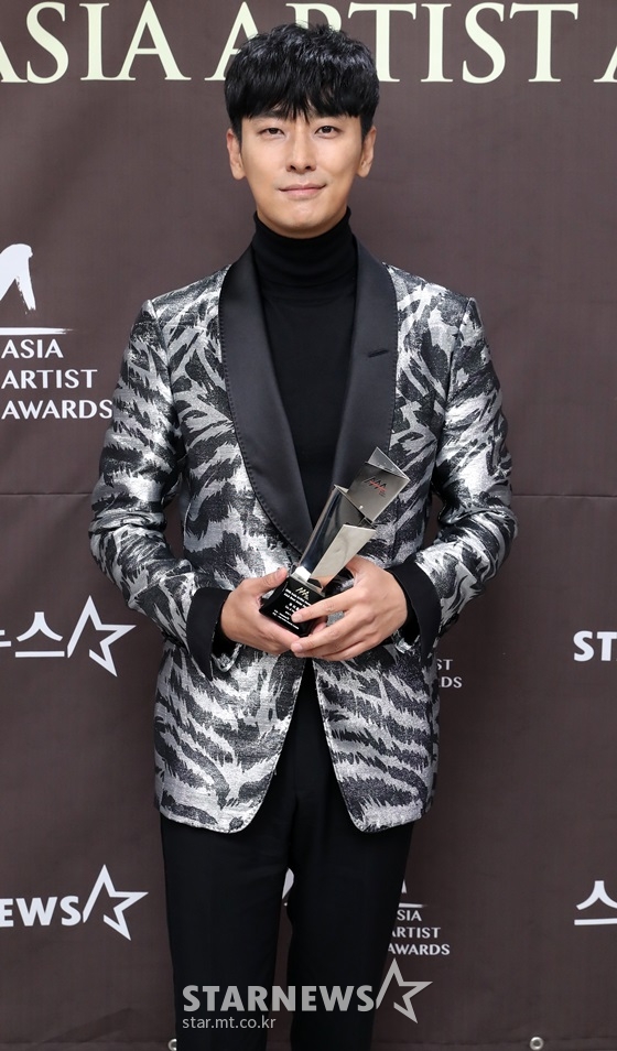 배우 주지훈이 지난달 28일 오후 인천 남동체육관에서 진행된 '2018 AAA'(Asia Artist Awards) 시상식에서 기념촬영을 하고 있다./사진=임성균 기자