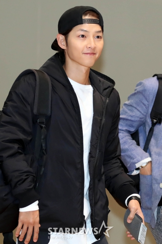 송중기가 공항 출국길에서 포착됐다. / 사진=임성균 기자