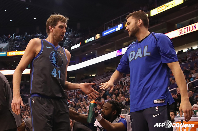 미국프로농구(NBA) 댈러스 매버릭스의 덕 노비츠키(좌). / 사진=AFPBBNews=뉴스1